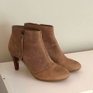 Johnston & Murphy brown suede heels